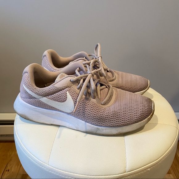 blush nike tanjun